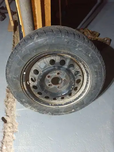 4 pneus d'hiver sur Rims 205 60R16 500$ en très bon état