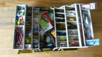 Grand coffre a peche plein, Spinners etc, Big full fishing box