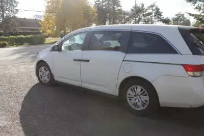 Odyssey LX 2015. jamais accidenté. Réparations effectuées 2023/24/25. timing belt+tendeur, lampes ph...