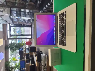 APPLE MACBOOK AIR 13 pouce 2017 Avec chargeur neuf - Pour nous joindre : 514-383-2161 - Adresse: 587...
