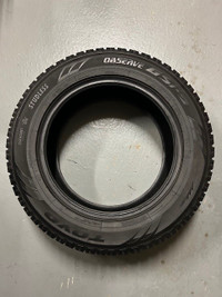 one Toyo GSi5 winter tire 235/65 R18
