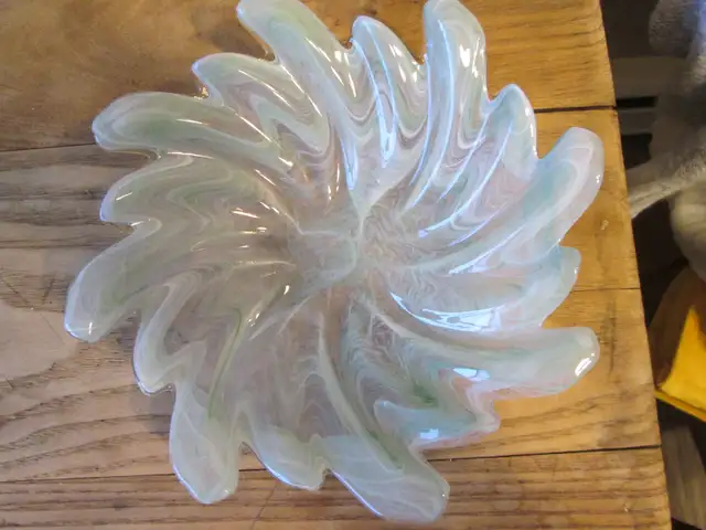Art glass dish509456451382824964