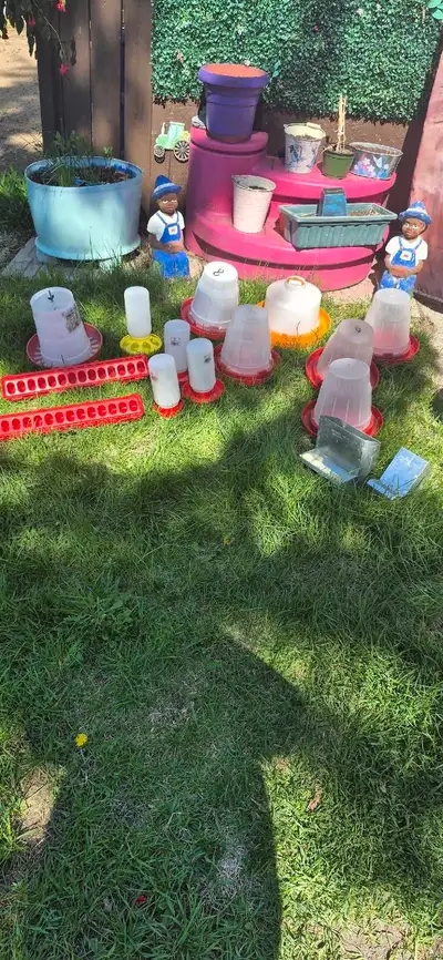 Abrevoirs, mangeoires pour poules, poussins, cailles et 2 mangeoires a lapins, me contacter pour pri...