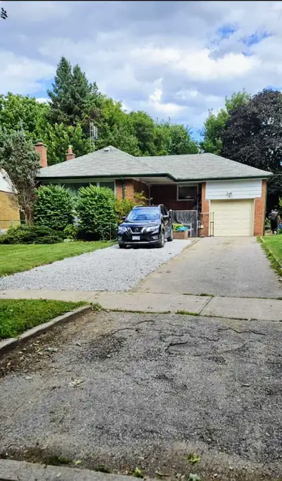 2 Bedroom Basement Apartment – Scarborough (McCowan & Lawrence) – $1,600 Description: Bright and spa...