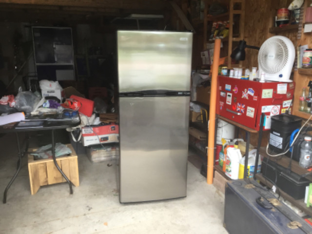 Vissani fridge/ freezer almost new | Refrigerators | Barrie | Kijiji