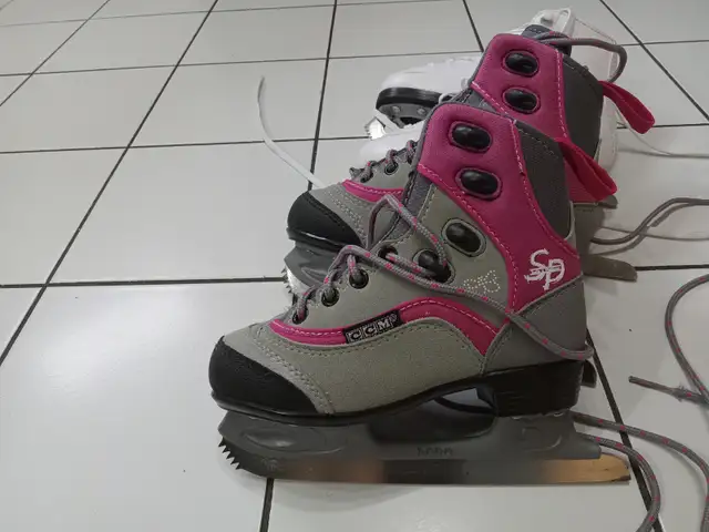 Patin artistique fille grandeur 12J /12Y (petite fille 4 ou 5 a) in Skates & Blades in Laval / North Shore - Image 4