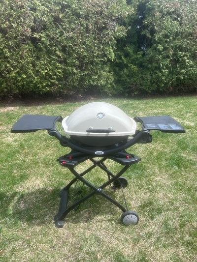 Weber Q 1200, parfait pour balcon, camping ou terrasse. Compact et très performant. Nettoyé en profo...