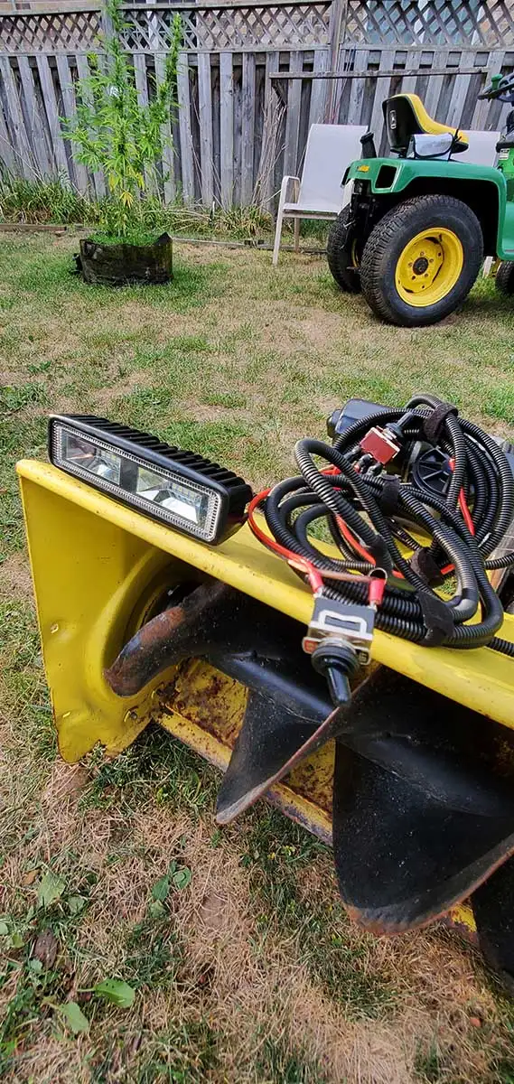 JOHN DEERE 49 INCH SNOW THROWER SNOWBLOWER 318/300 SERIES QUICK in Snowblowers in Mississauga / Peel Region - Image 6