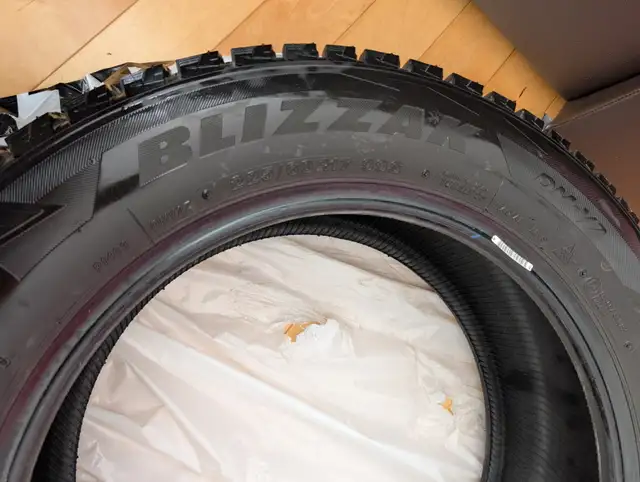 PNEU HIVER BRIDGESTONE BLIZZAK DM-V2. 225-60R17 99 S COMME NEUF in Tires & Rims in Laval / North Shore - Image 3