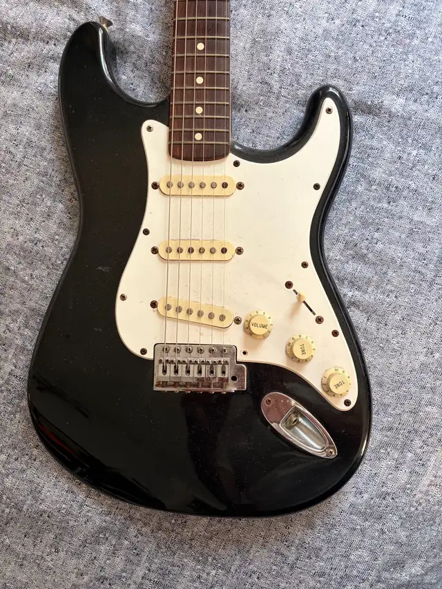 Vintage 94-95 Fender Stratocaster Rare in Guitars in City of Toronto - Image 4