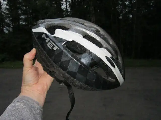 Bicycle helmet in Clothing, Shoes & Accessories in Nelson - Image 3
