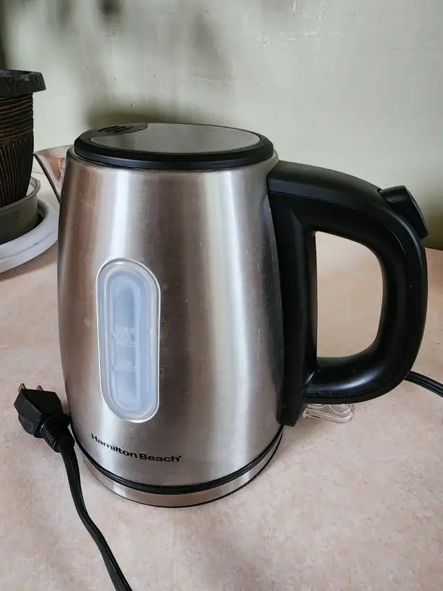 Hamilton Beach 1L Stainless Steel Kettle For Sale in Coffee Makers in Red Deer - Image 3