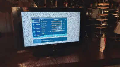Je vends un téléviseur Samsung avec un écran de 32 pouces, parfait pour une chambre ou un petit salo...