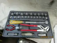 Coffre a outils 27 pieces, pinces, rachet, douilles 1/8 a 3/4po