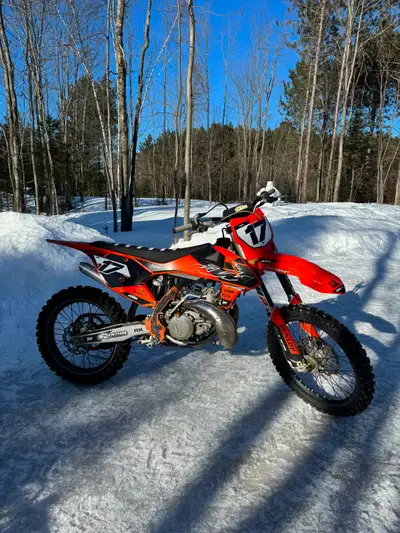 KTM sx250 2017 en très bonne état, fonctionne très bien, moteur refait utilisé seulement 3 fois l'ét...