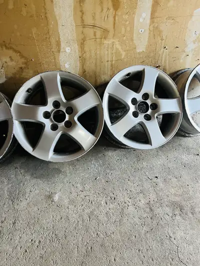 Aluminum alloys/rims Very Good condition Removed from ford focus 2015 Bolt pattern 5x108mm Set of 4...