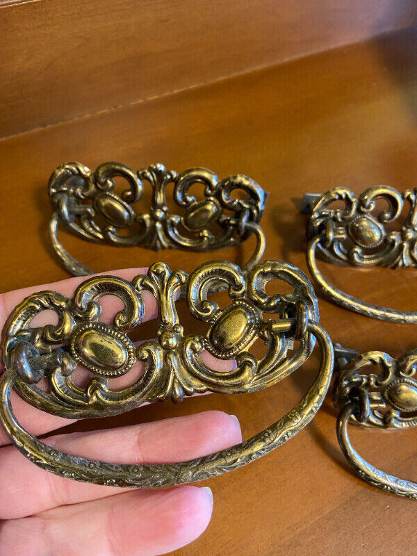 4 Vintage Ornate Brass Punched Metal Cabinet Handles Drawer Pull in Arts & Collectibles in Oshawa / Durham Region - Image 4