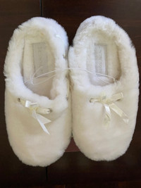 Women's White Plush Slippers Size  M 7/8 (New)