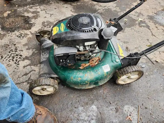 YardWorks lawn mower in Lawnmowers & Leaf Blowers in Kingston - Image 3