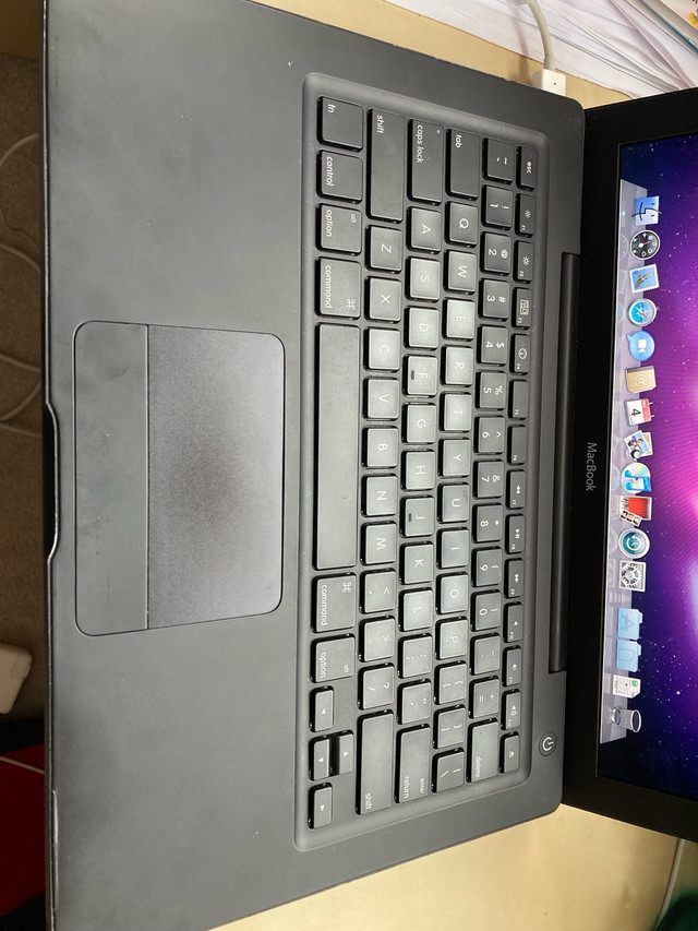 Fully functional late 2009 black MacBook in Laptops in Barrie - Image 3