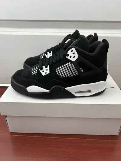 Jordan 4 White Thunder GS Size 4Y,4.5Y, View more