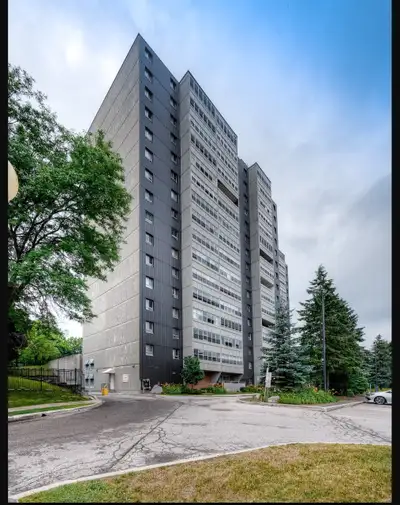 University Ave East/Lincoln Road This 17-storey high rise Owner occupied Quiet Condominium building...