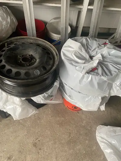 Aussi 4 Roues Jantes Acier 17.0 pouces 175 $ État presque neuve. Pas de corrosion Étaient sur VW Tig...