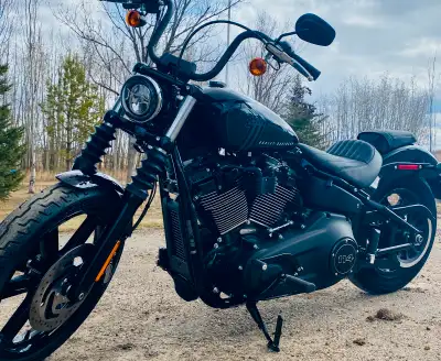 Financing available through Harley Davidson of Edmonton. This 2024 Street Bob is basically brand new...