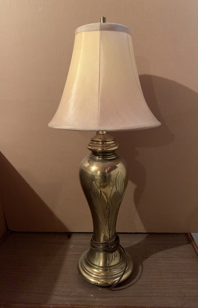 2 lampes en laiton provenant du Ritz Carlton dans Art et objets de collection  à Ville de Québec - Image 2