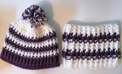 Tuque et cache-cou, tricots faits à la main., View more
