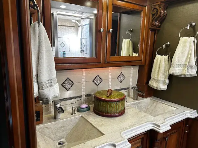 2013 45' Tiffin Zephyr for sale in RVs & Motorhomes in Grande Prairie - Image 15