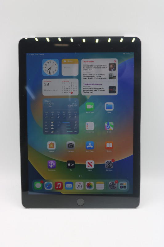 Apple iPad 5 (5th Gen) 9.7" 32GB WiFi (#37926-1) in iPads & Tablets in City of Halifax