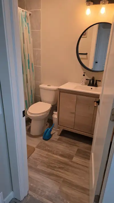 Single room in a 3 bedroom house in nw calgary Beatiful house fully furnished This room shares the b...