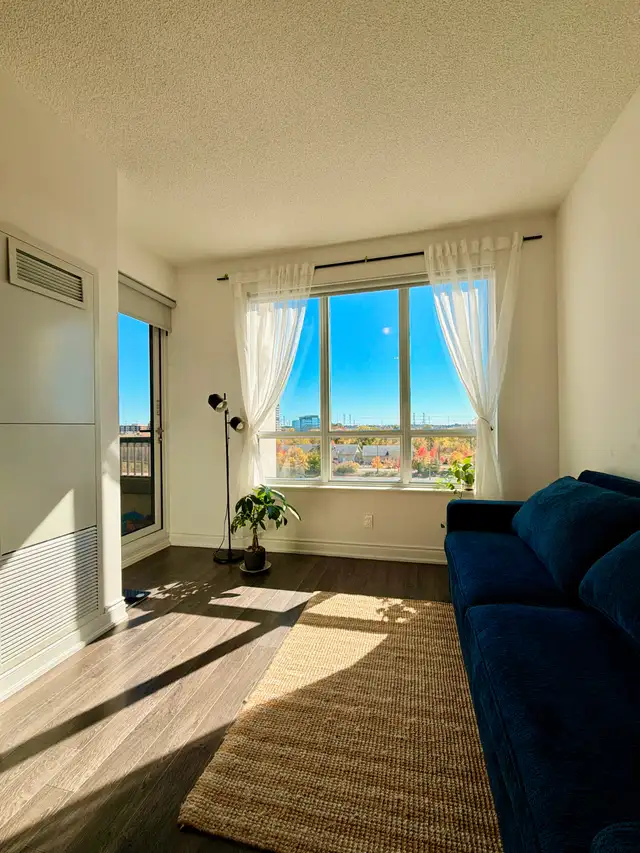 Downtown Markham Luxury 1 Bedroom + 1 Den Condo for Rent