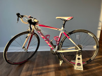 Vélo de route blanc et rose