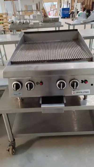 24" Garland Nat Gas Charbroiler , Voir plus
