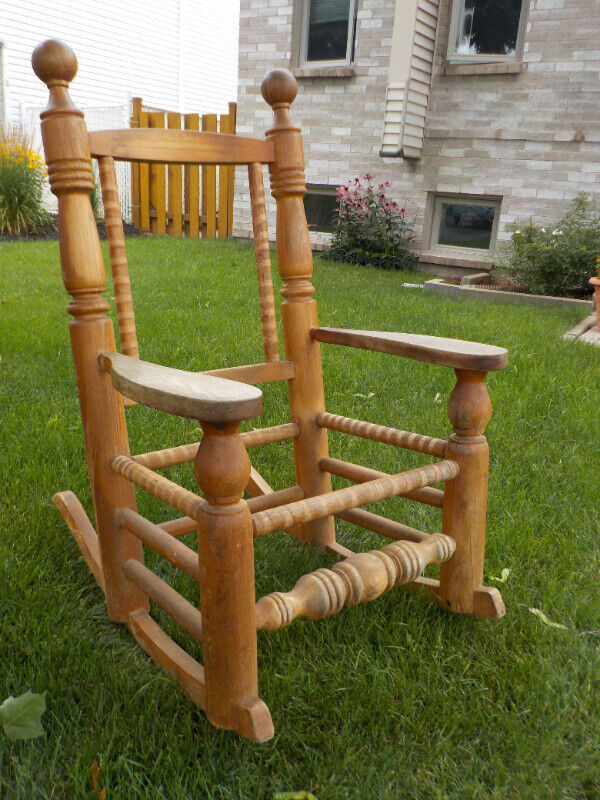 Chaise berçante antique style canadien en chêne pour bricoleur dans Chaises, Fauteuils inclinables  à Laval/Rive Nord