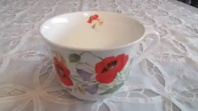 LARGE FINE BONE CHINA WIDE BREAKFAST MUG - RED POPPIES - ROY KIRKHAM. MADE IN ENGLAND. IN EXCELLENT...