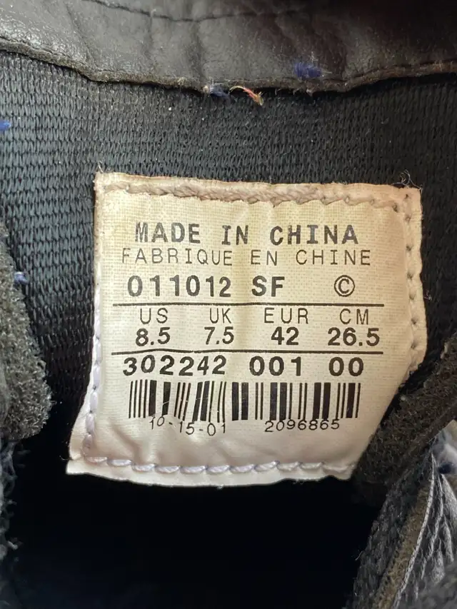 NIKE Men's/Youth Outdoor Soccer Cleats, Size 8.5, Black & Silver in Soccer in Markham / York Region - Image 4