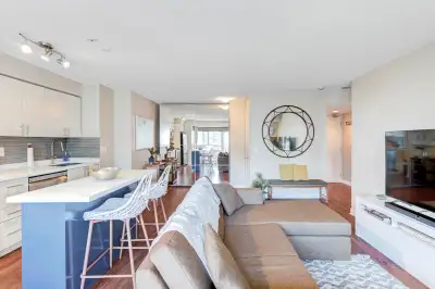 Location: 2114-155 Legion Rd, Etobicoke Price: 550,000 $ Bed: 1+1 Bath: 1 Balconies: 2 Welcome to Il...