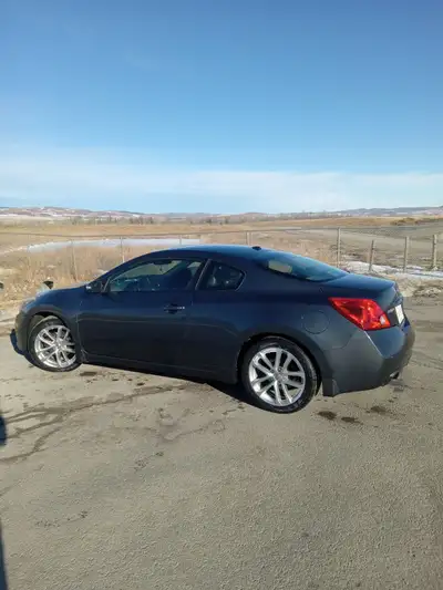 09 altima, like new, extremely low ks.Neighbor backed into car ! Have the report.Call and leave clea...