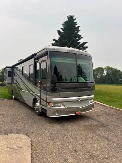 2007 Fleetwood Expedition 38v diesel pusher 300+ hp Cat C7 Allison 3000 transmission 7500 Onan gener...
