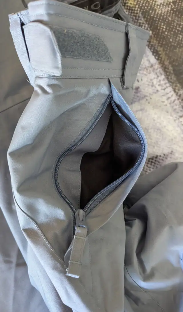 Oakley Grey Snowboard/Ski Pants (XL) in Ski in Calgary - Image 10