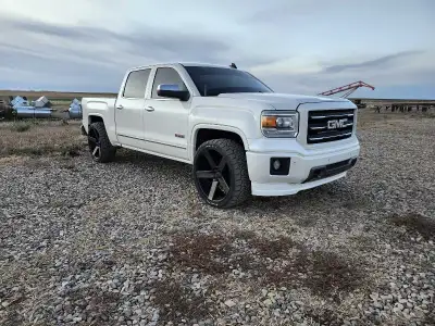 Very good looking truck here and works very well. Nothing wrong with it except the parking sensors d...