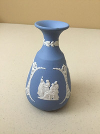 WEDGWOOD BLUE AND WHITE JASPER WARE VASE MADE IN ENGLAND 