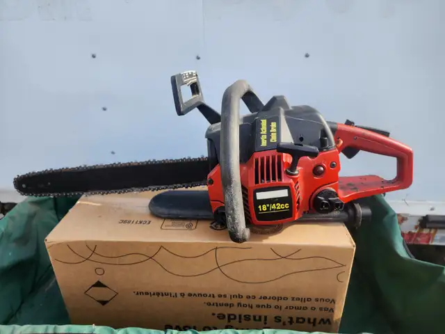 Sears Craftsman Chain Saw 18" Bar 42cc Displacement in Lawnmowers & Leaf Blowers in Windsor Region - Image 2