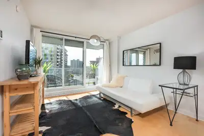 Condo 3 1 /2 tout meublée et équipée sur Place de L'Acadie $1550