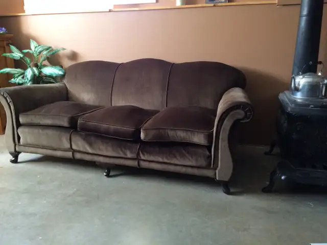 Antique sofa and armchairs set in Couches & Futons in Kamloops - Image 2