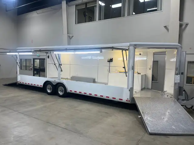 THE ULTIMATE TRAILER! 2006 WELLS CARGO 31' V-NOSE - LIKE NEW! in Cargo & Utility Trailers in Edmonton - Image 17
