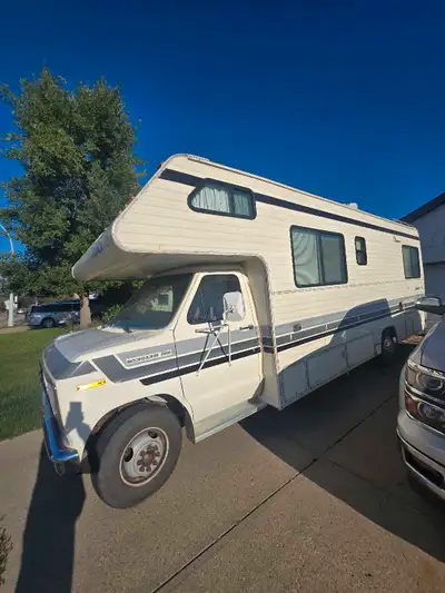 27' 1987 Ford Ecoline Motorhome Class C. Low klms (30,419 klms). 460 motor, new tires. Honda EV4010...